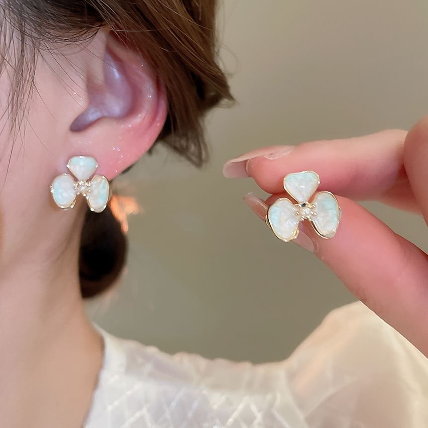 Faux Pearl Flower Stud Shell Earring