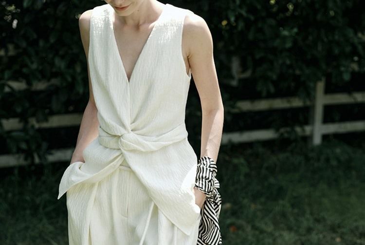 V-Neck Tank Plain Top Knot High / Slit Leg Wide Pants Rise