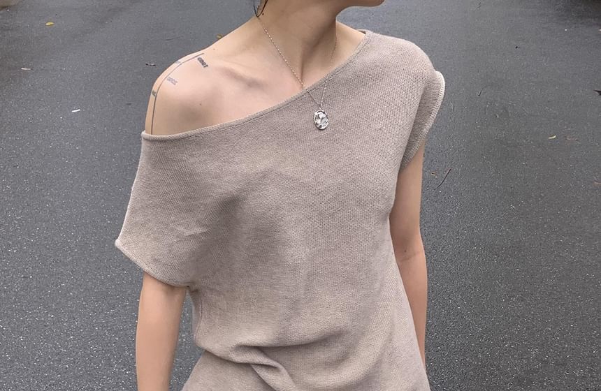 Plain Short-Sleeve Knit Off-Shoulder Top