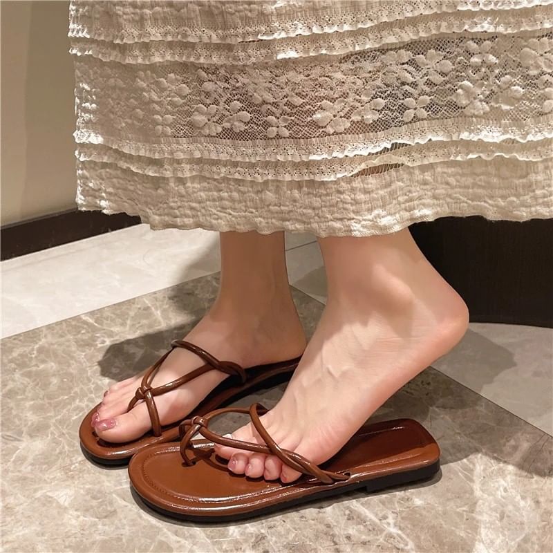 Strappy Flip-Flops Knot