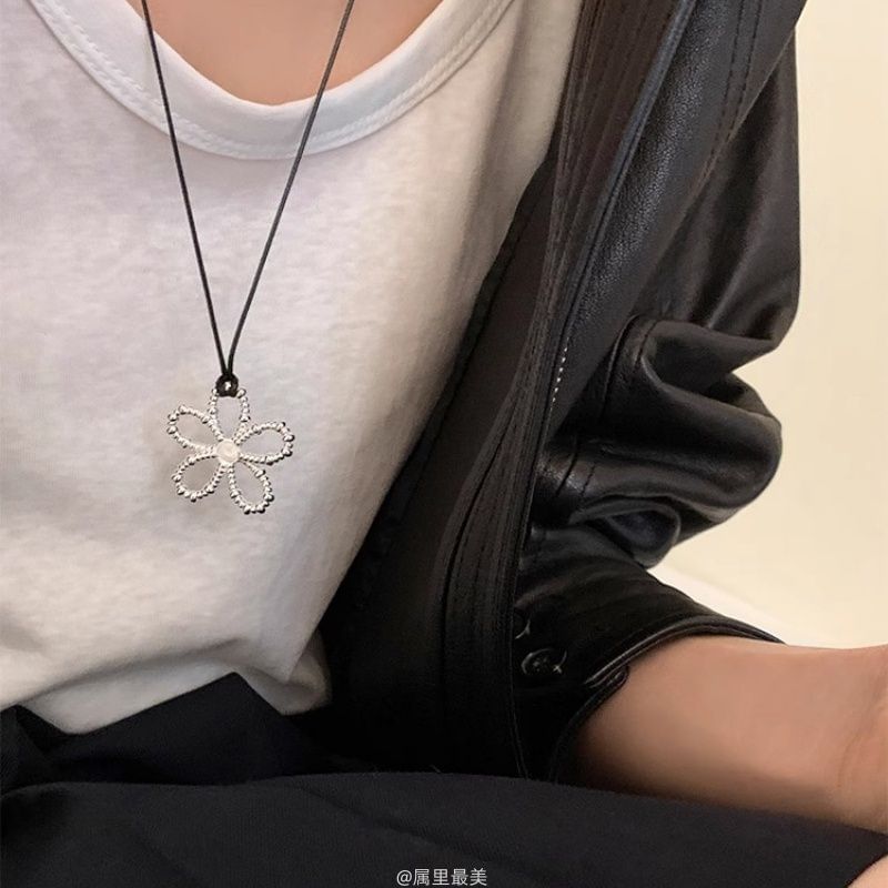 Cord Pendant Necklace Flower