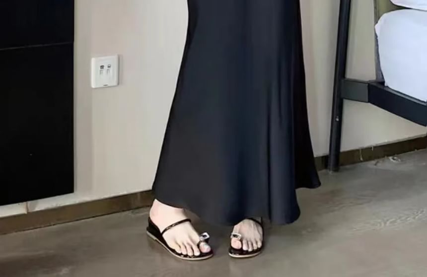 High-Rise Solid Mermaid Hem Midi Skirt