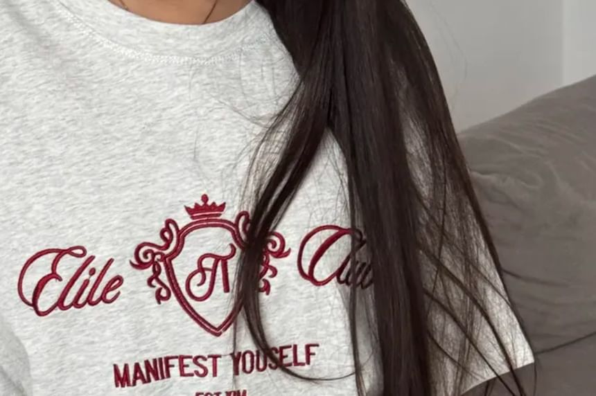 Elbow-Sleeve Neck Lettering Embroidered Tee Crew