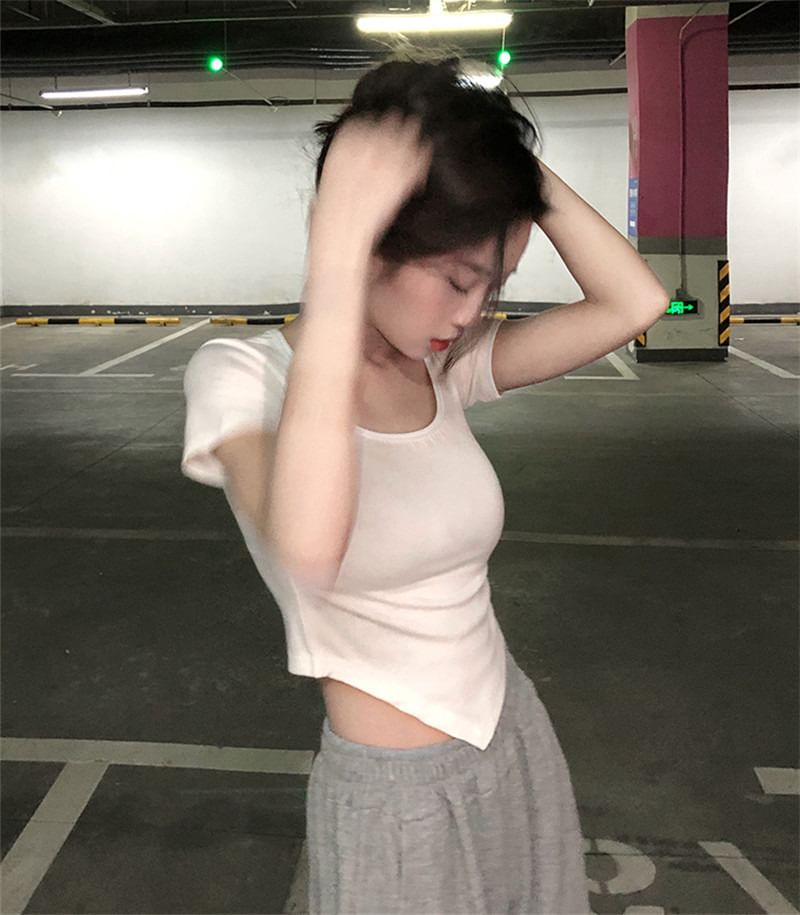 Asymmetric Plain Square-Neck Short-Sleeved Tee