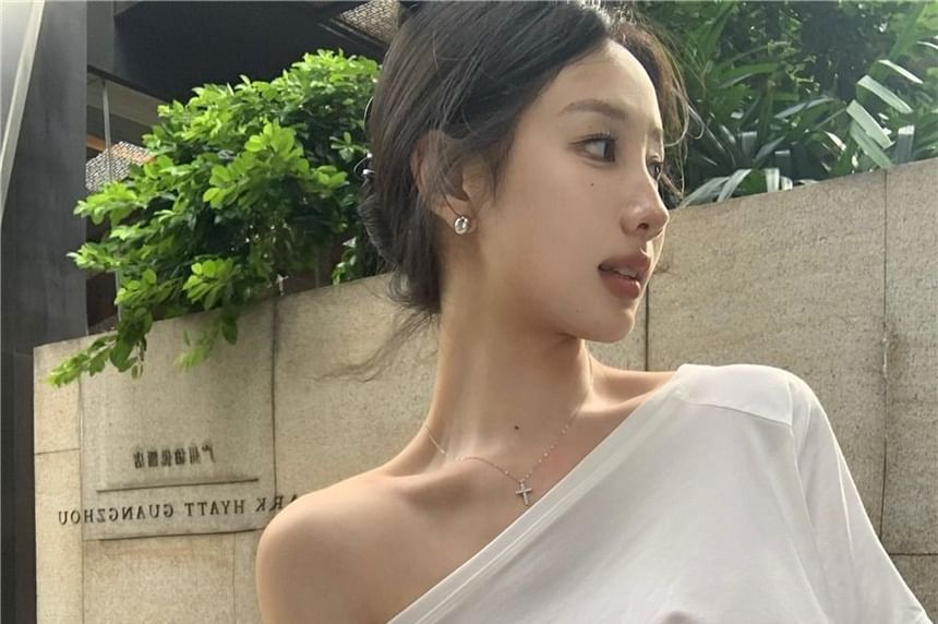 Plain One-Shoulder Short-Sleeved Tee