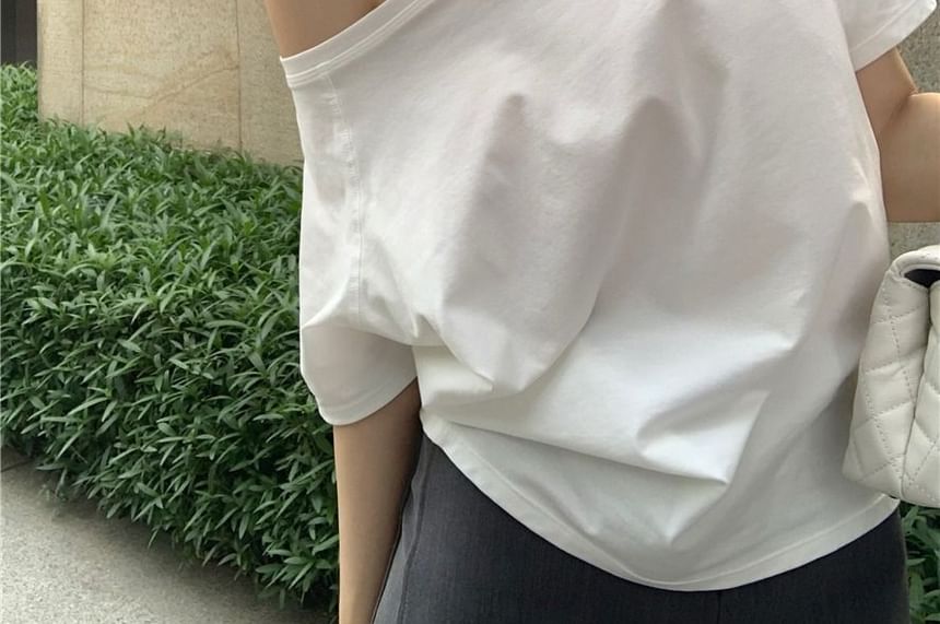Plain One-Shoulder Short-Sleeved Tee