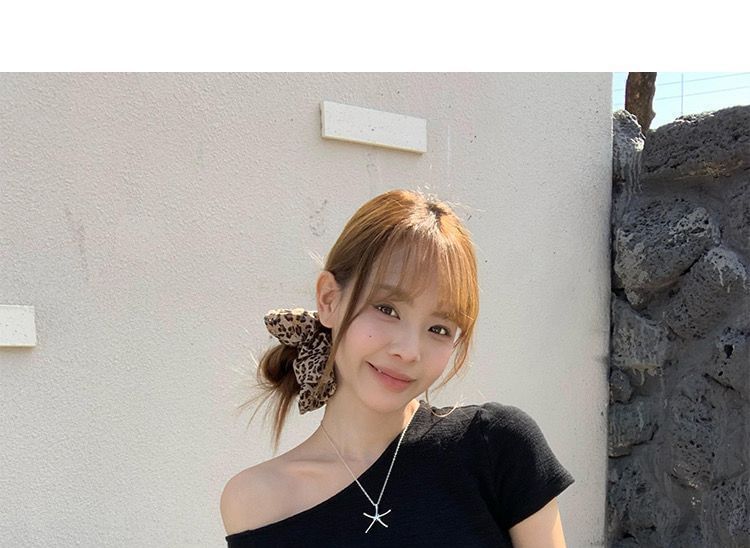Plain One-Shoulder Short-Sleeved Top
