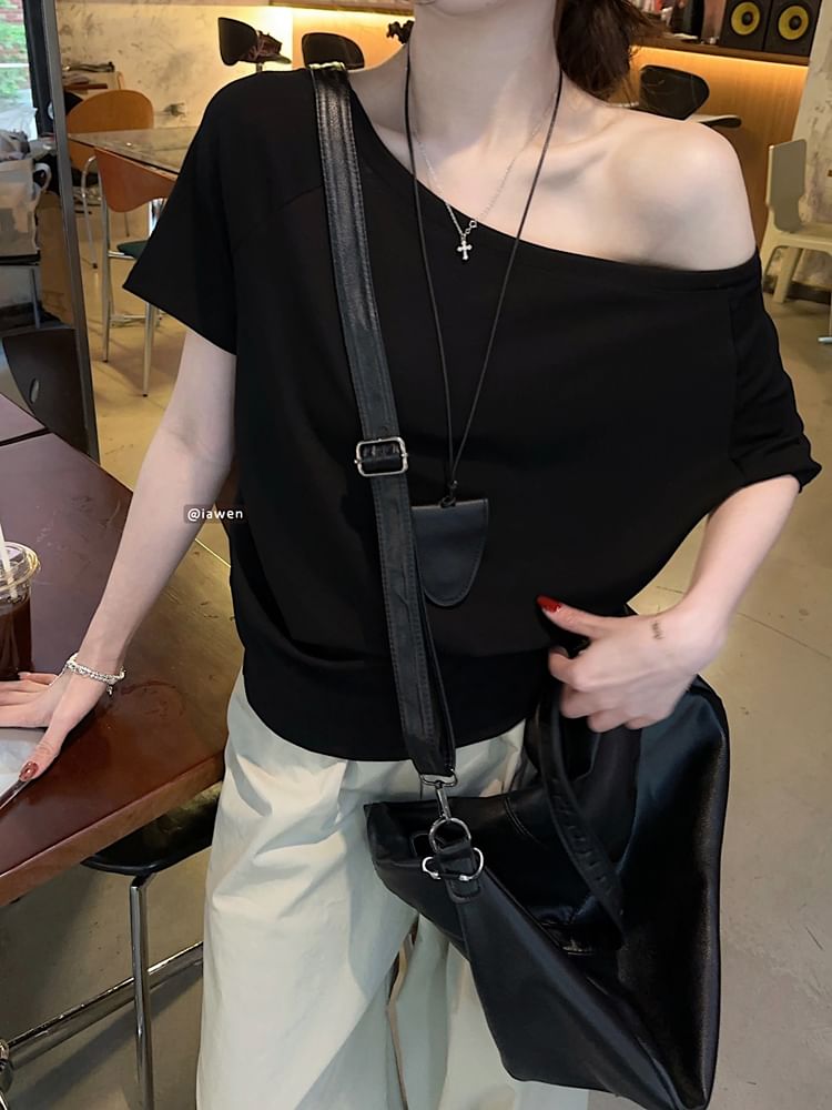 Plain Cold-Shoulder Short-Sleeved Relaxed Tee
