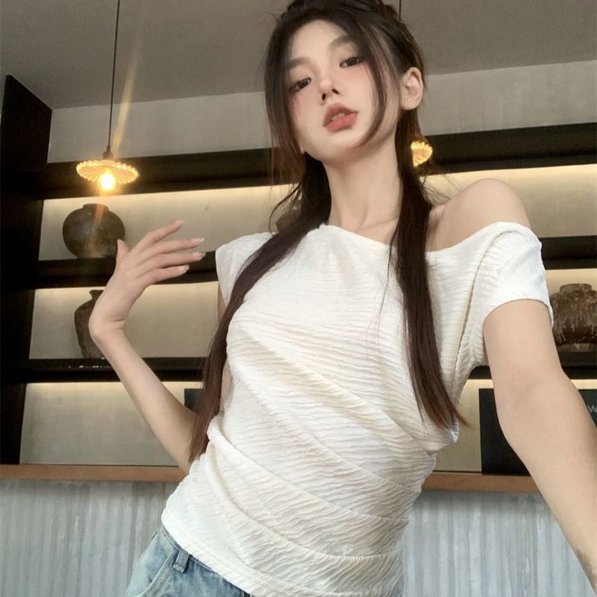 Plain Off-Shoulder Short-Sleeved Fitted Tee
