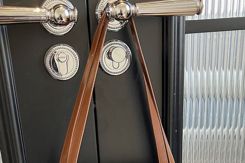 With Bag Pouch Belted Tote