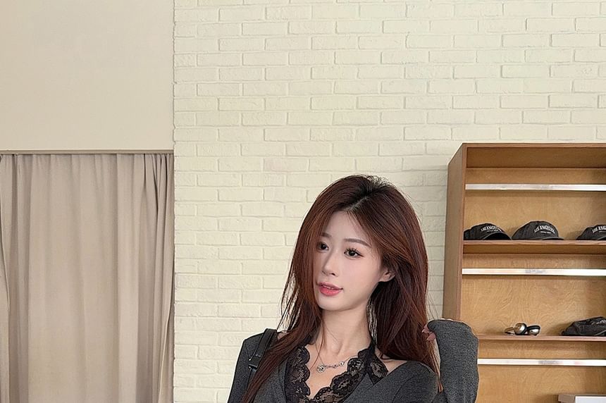 Mock Two-Piece Long-Sleeve Halter Twist Lace Panel Slim Fit Tee