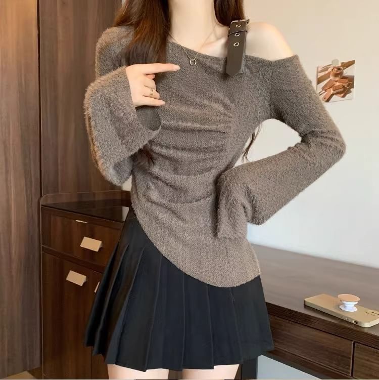 Plain Buckled Cold-Shoulder Bell-Sleeved Knit Top