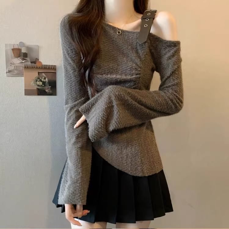 Plain Buckled Cold-Shoulder Bell-Sleeved Knit Top