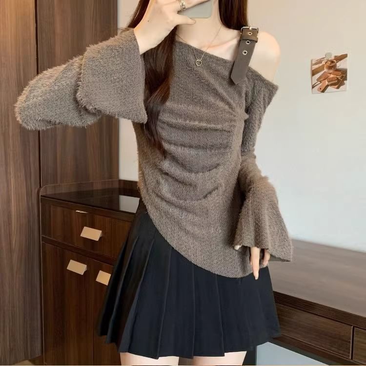 Plain Buckled Cold-Shoulder Bell-Sleeved Knit Top