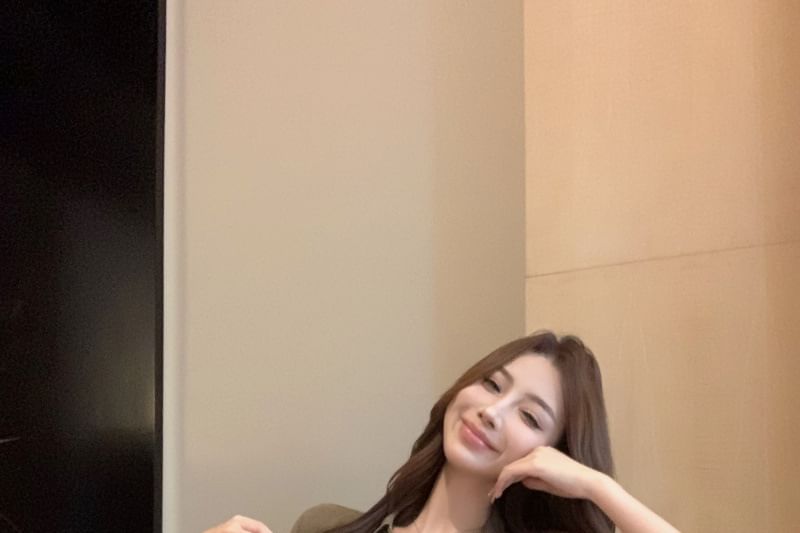 Long-Sleeve Plain Cargo Shirt / V-Neck Lace Panel Crop Slim Fit Tank Top / High Waist Shorts