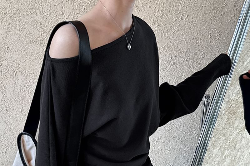 Boat-Neck Ruched Asymmetric Slit Long-Sleeved Tee