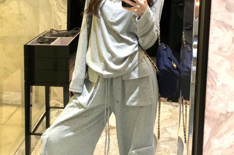 Long-Sleeve Henley Plain T-Shirt / Drawstring Waist Wide Leg Cargo Sweatpants