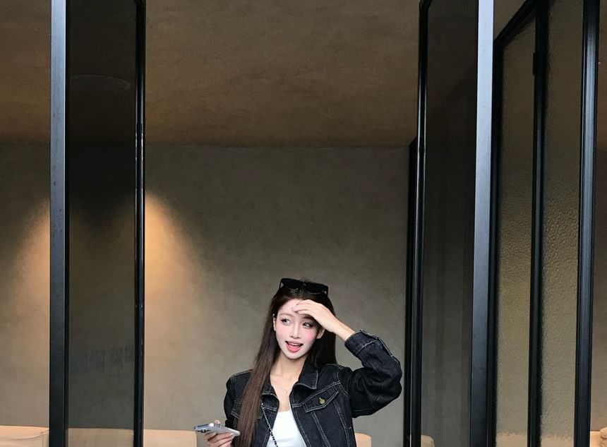 Collared Contrast Stitched Zip-Up Denim Jacket / Low Waist Hot Pants / Wide Leg Jeans