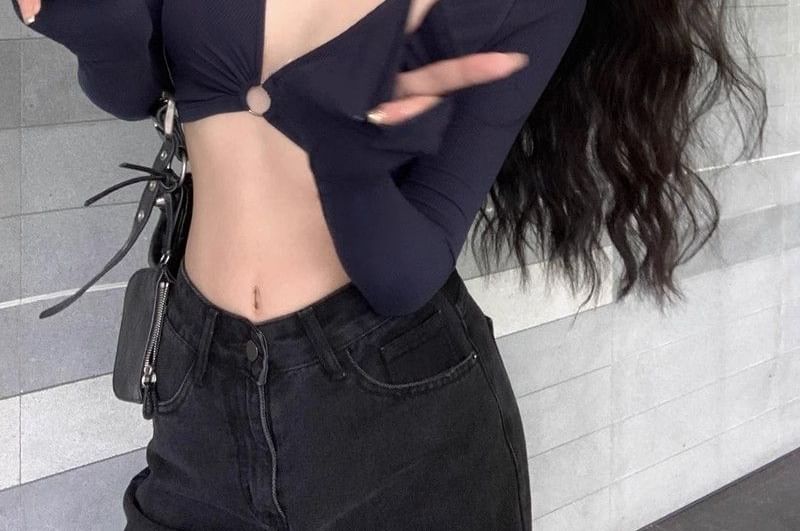 Cropped V-Neck Long-Sleeve Basic Tee