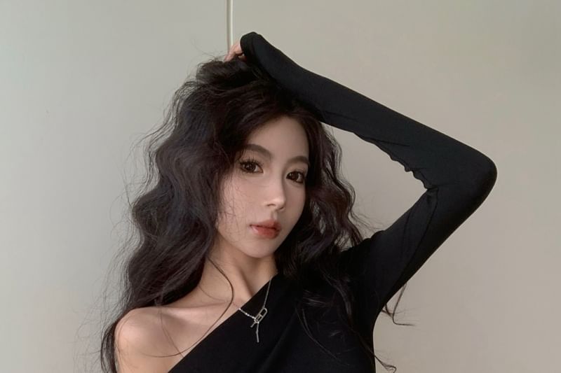 Cold-Shoulder Long Sleeve Shirred Asymmetric T-Shirt