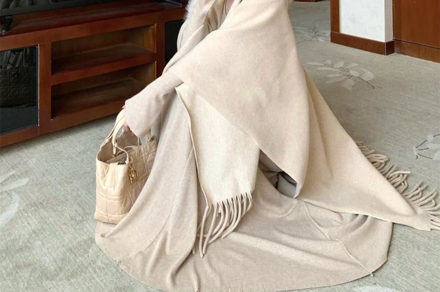 Plain Fringed Hem Fluffy Trim Capelet / Long-Sleeve Scoop Neck Maxi Sheath Dress