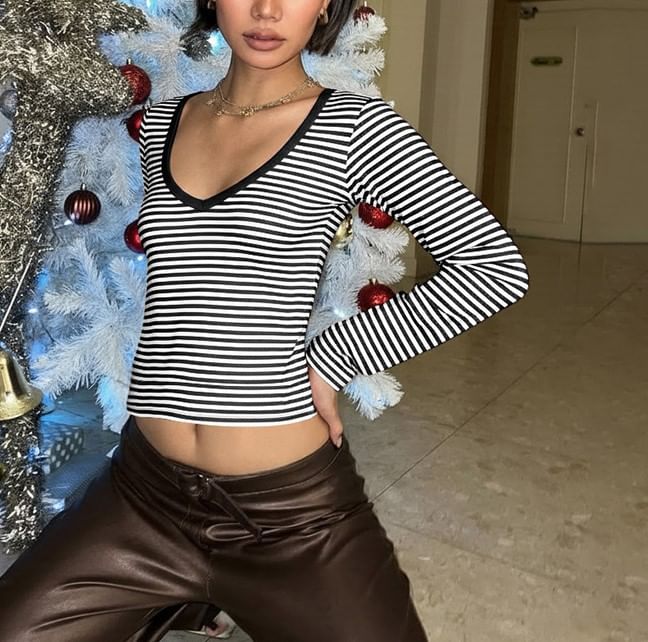 Striped Slim Cropped T-Shirt with V-Neck & Long Sleeves