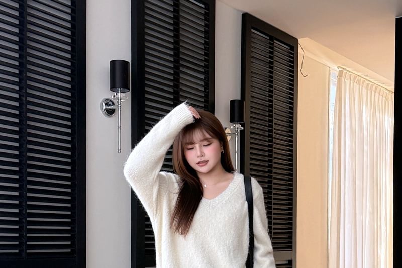 Classic V-Neck Solid Knit Pullover