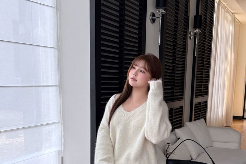 Classic V-Neck Solid Knit Pullover