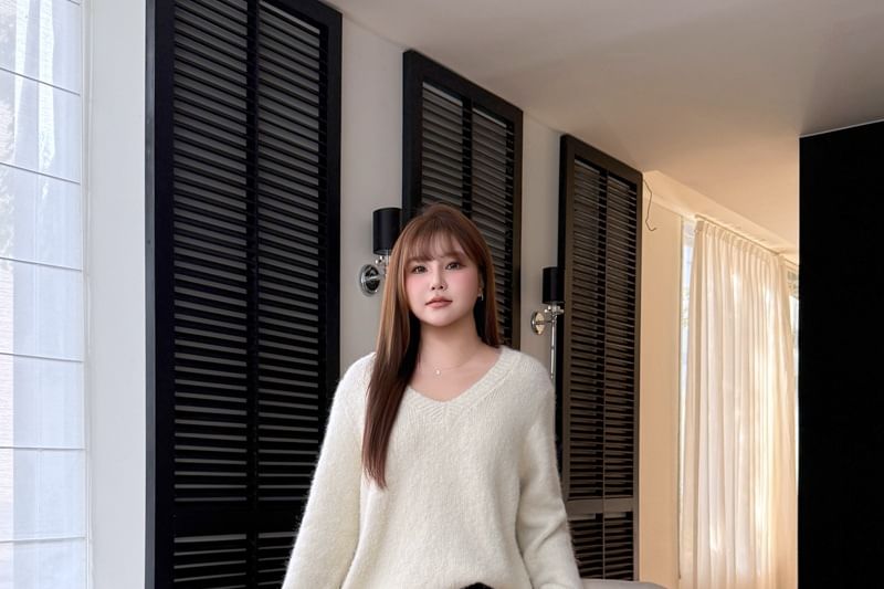 Classic V-Neck Solid Knit Pullover