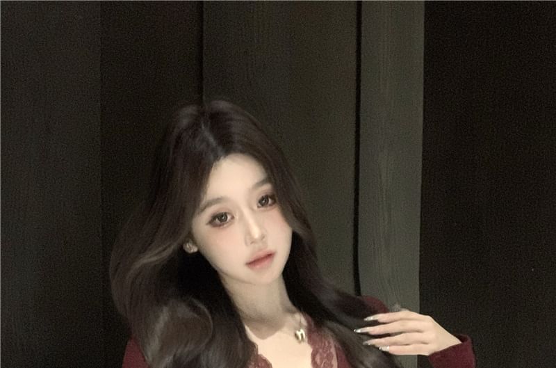 Lace Trim V-Neck Slim-Fit Crop Long-Sleeve Tee