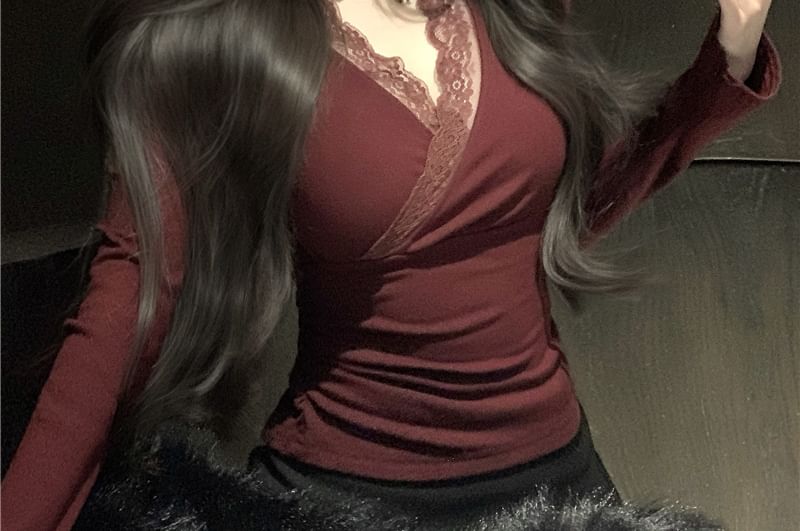 Lace Trim V-Neck Slim-Fit Crop Long-Sleeve Tee