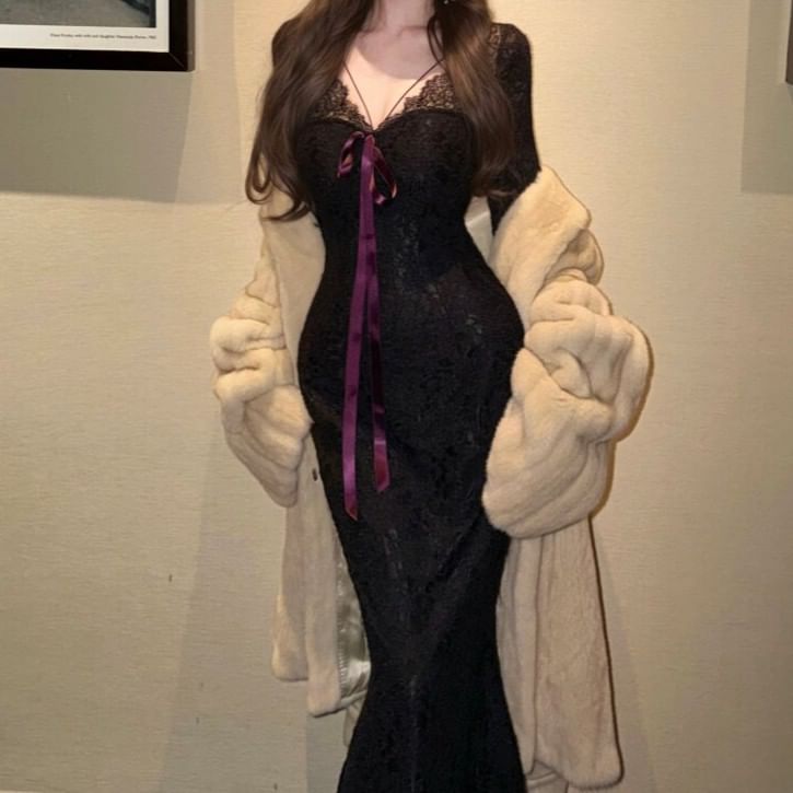Long-Sleeve V-Neck Lace Maxi Mermaid Dress