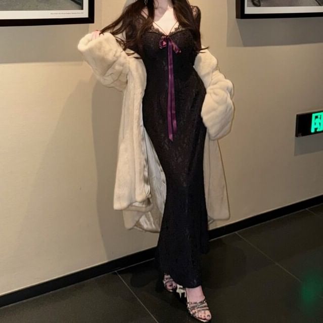 Long-Sleeve V-Neck Lace Maxi Mermaid Dress
