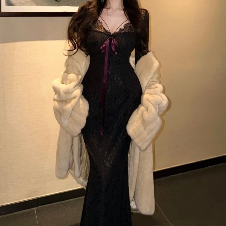 Long-Sleeve V-Neck Lace Maxi Mermaid Dress
