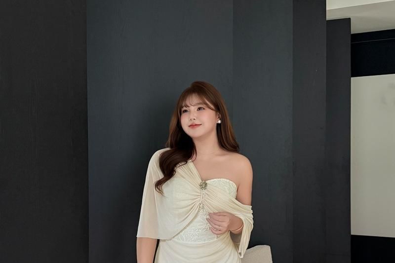 Set: Off-Shoulder Lace Panel Ruched Maxi Mermaid Dress + Brooch