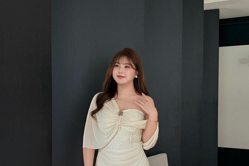Set: Off-Shoulder Lace Panel Ruched Maxi Mermaid Dress + Brooch