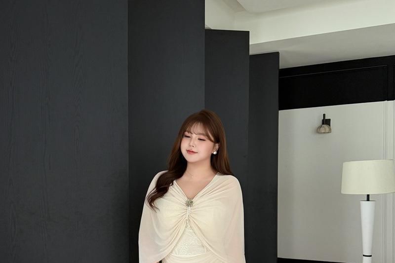 Set: Off-Shoulder Lace Panel Ruched Maxi Mermaid Dress + Brooch