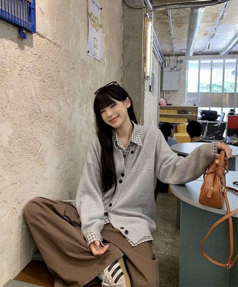 Long-Sleeve Plaid Shirt / V-Neck Plain Cardigan