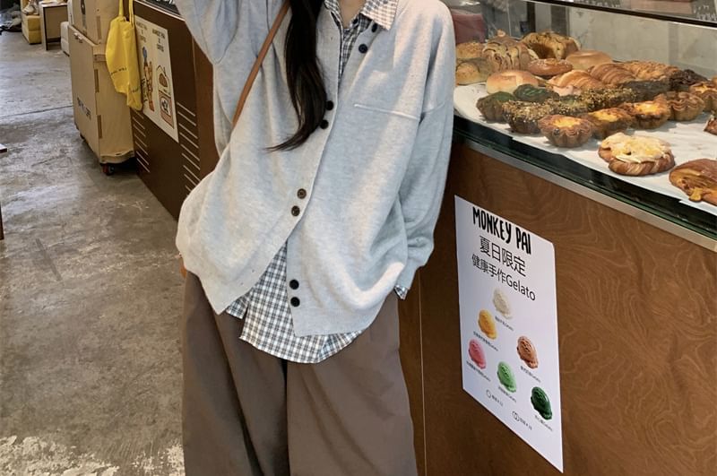 Long-Sleeve Plaid Shirt / V-Neck Plain Cardigan