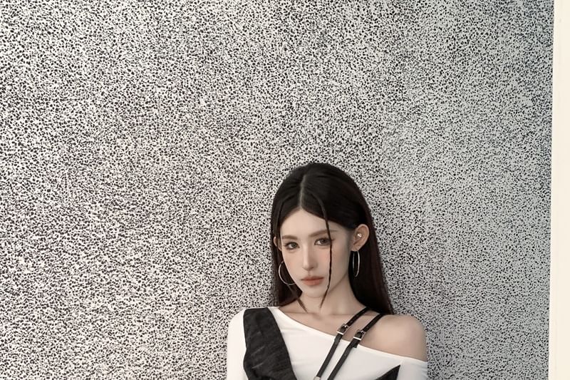 Asymmetric Hem Cold-Shoulder Paneled Fitted Top