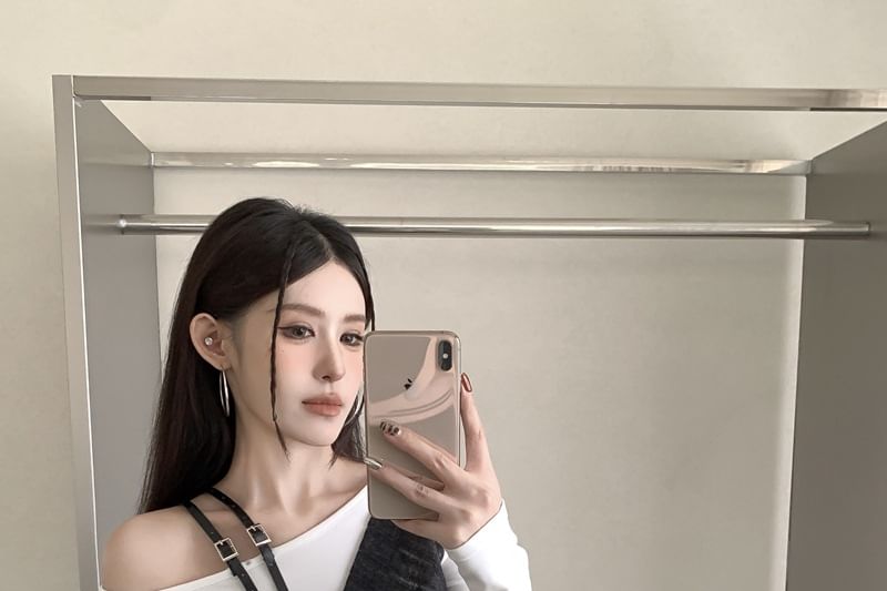 Asymmetric Hem Cold-Shoulder Paneled Fitted Top