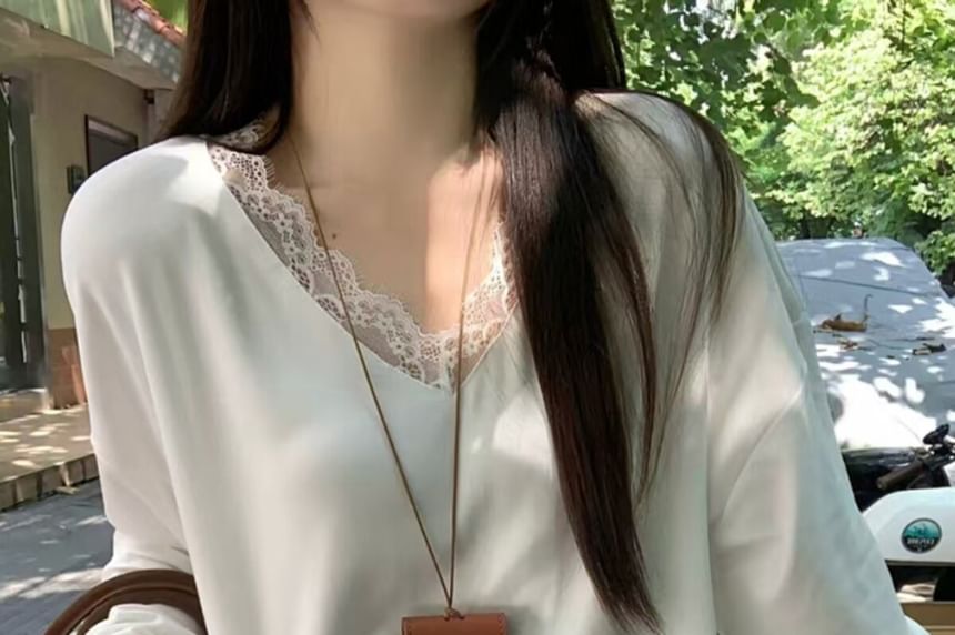 Casual Lace V-Neck Tee with Short Sleeves