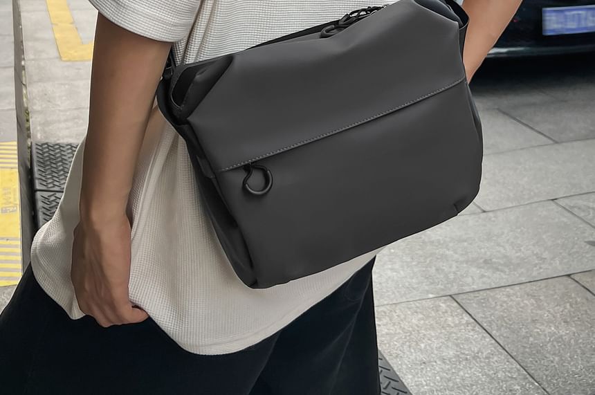 Plain Zip Messenger Bag