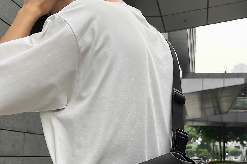 Plain Zip Messenger Bag