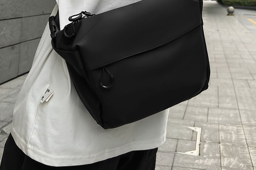 Plain Zip Messenger Bag