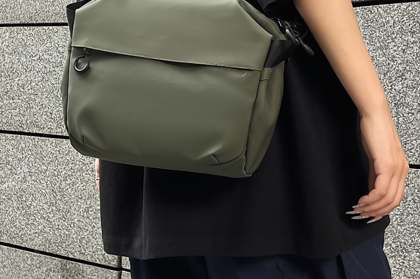 Plain Zip Messenger Bag