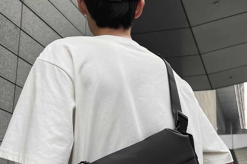 Plain Zip Messenger Bag