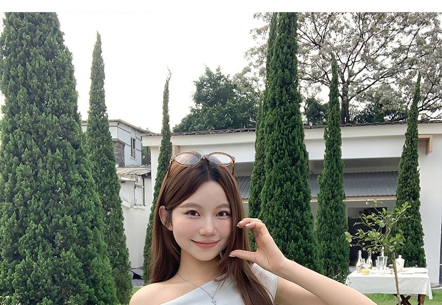 Off-Shoulder Asymmetric Fitted Top