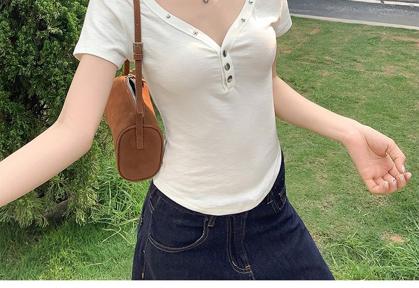 Studded V-Neck Fitted Tee with Short Sleeves