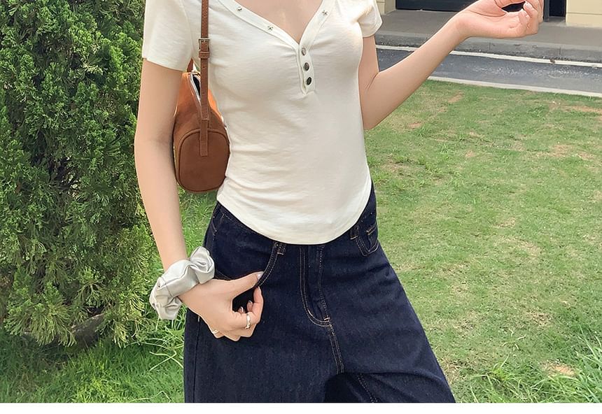 Studded V-Neck Fitted Tee with Short Sleeves